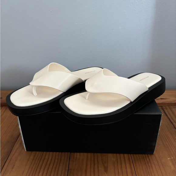 PrettyLittleThing Dorenea Chunky Platform Flip Flop Sandals Cream Size 8 New - Picture 1 of 11